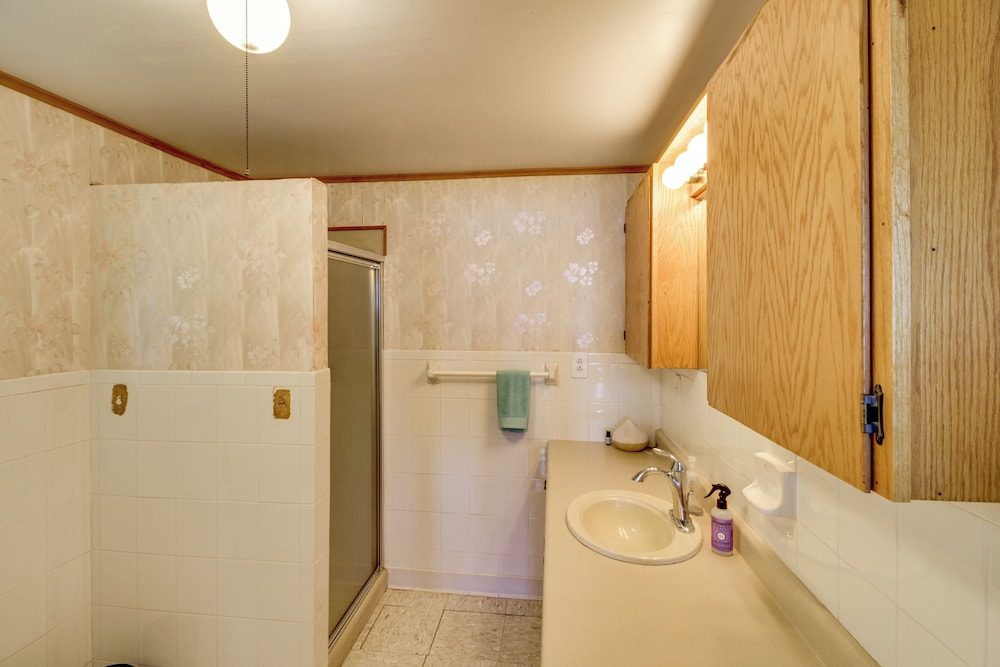 Hackensack Waterfront Retreat on Tenmile Lake