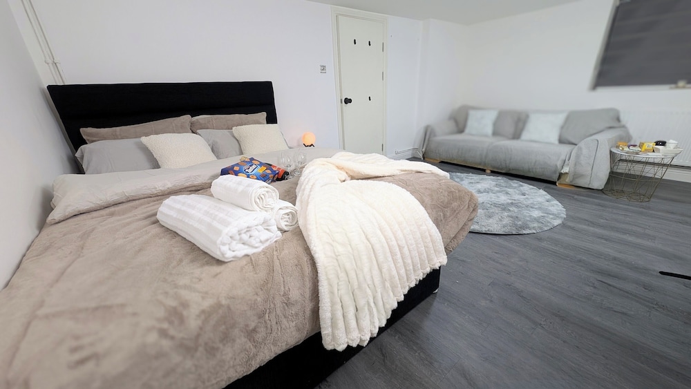 Chic Apartment in Manchester Sleeps 5