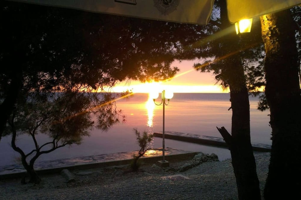 Anita Dikloclose To The Beach5 Persons view 4
