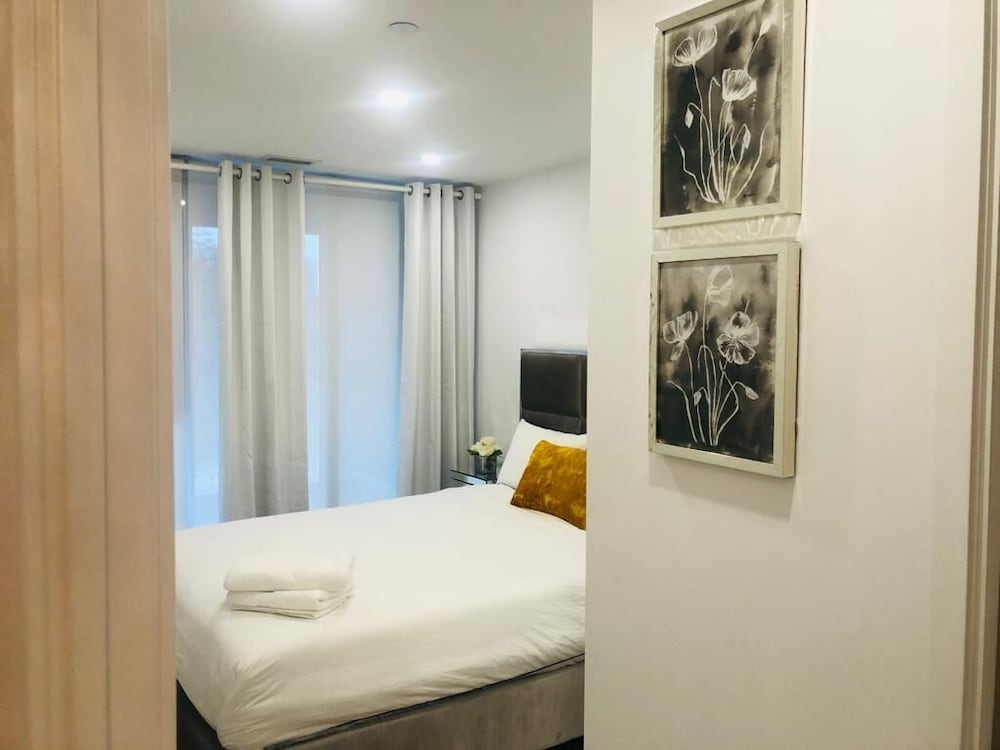 Toronto Downtown Suites City View - Image 2