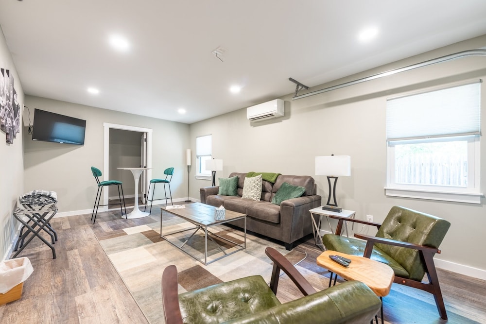 Zander Haus 3 Bedroom Home by RedAwning