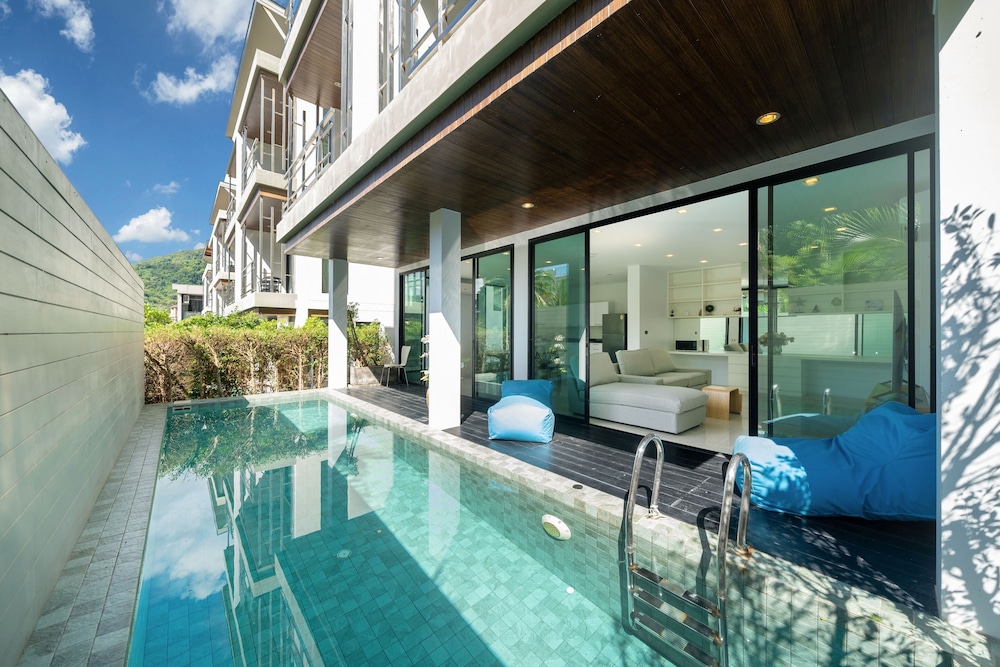 Vibrant Beach Life at Kata Villa UTK4