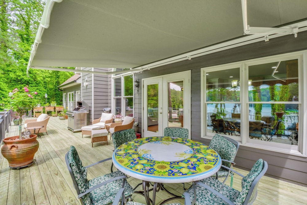 Home on Lake Lanier w/ Dock & Water Views