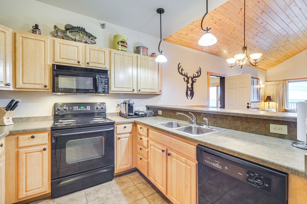 Pool & Lake Access: Northern Lakes Retreat!