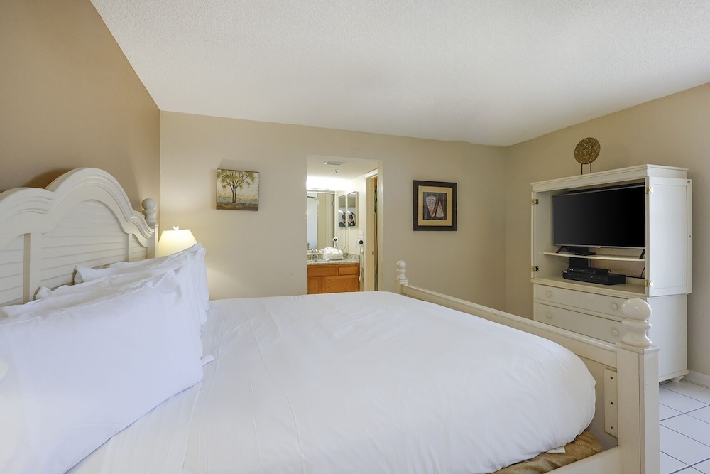 Phoenix Vi 6301 3 Bedroom Condo