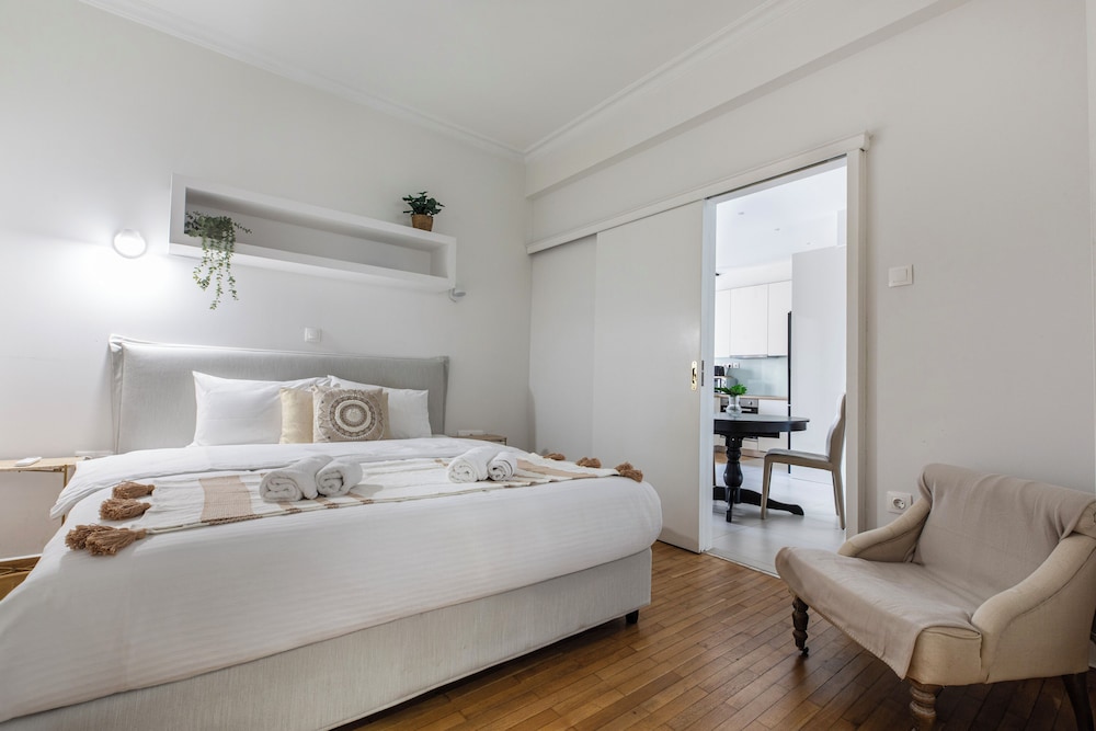 Attica - Captivating 2-Bedroom Apt & Balcony in Athens