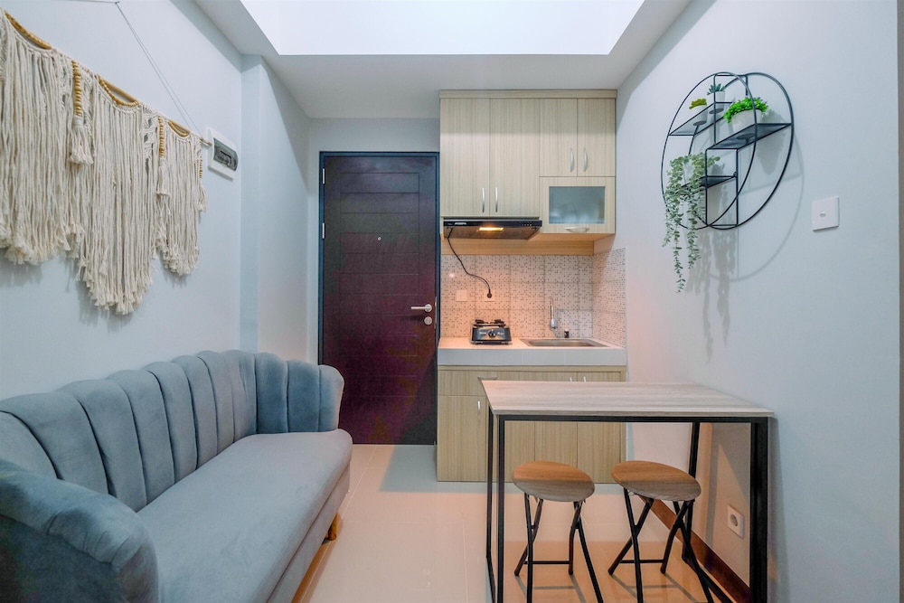 Comfort 1Br At Royal Heights Apartment