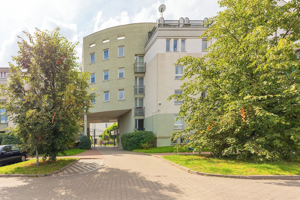Piaseczno Stylish Apartment by Renters view 4