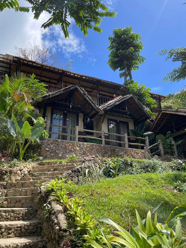 Novie's Tourist Inn