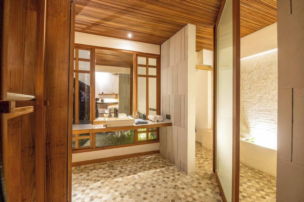 Gorgeous 2-br Penthouse With Views, 800m to the Be