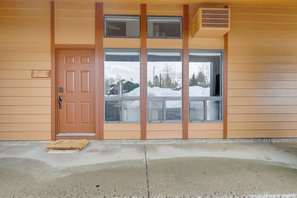 Walk to Payette Lake: Mccall Condo w/ Fireplace