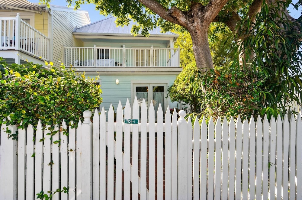 Lavender Jungle by Avantstay Great Location w/ Patio & Shared Pool! Month-long Stays