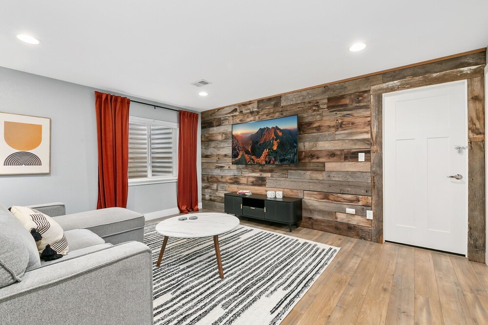 The Cycle Haus - Rooftop Deck With Hot Tub & Views