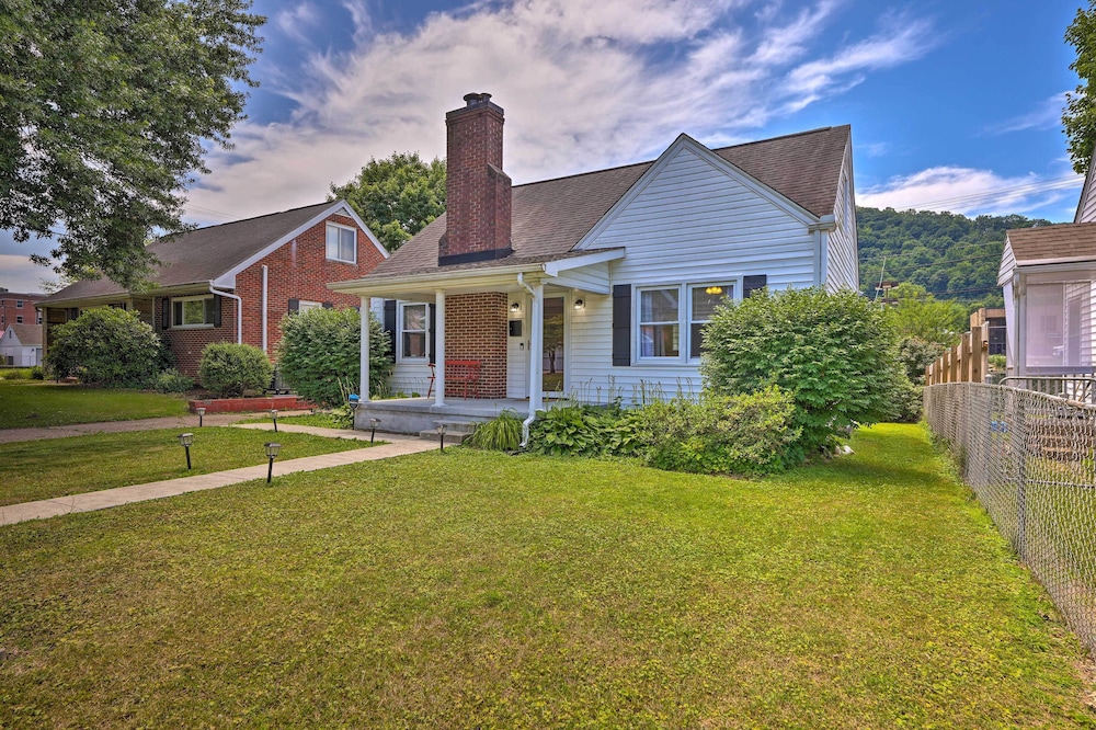 Charming Charleston Home w/ Yard & Fire Pit!
