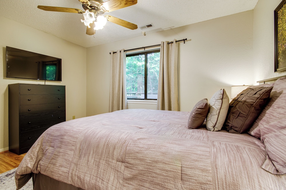 Walk to Pomme de Terre Lake: Pet-friendly Escape