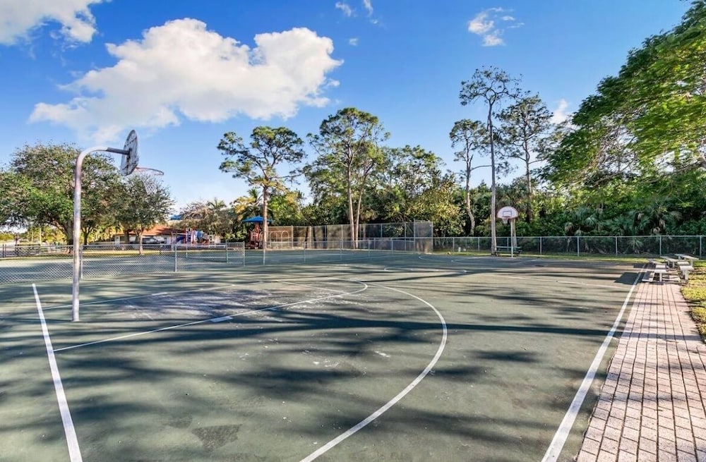 Naples Henrie Hideaway - Private Pool, Pet Friendly 12 Mins From Beach & Downtown 3 Bedroom Home