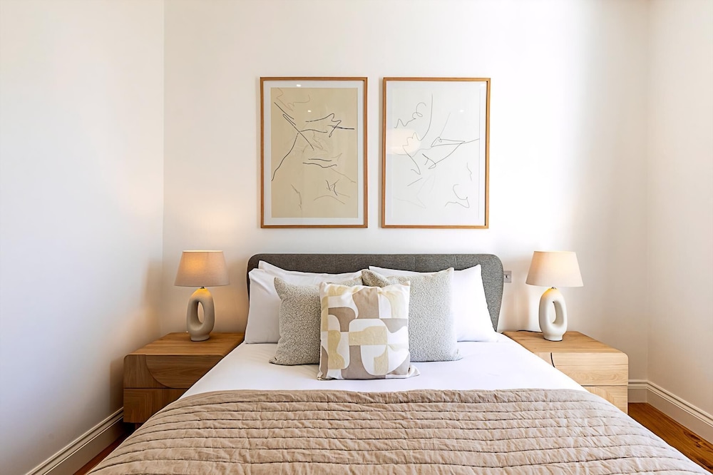 Stylish Chelsea Escape With Private Outdoor Oasis!