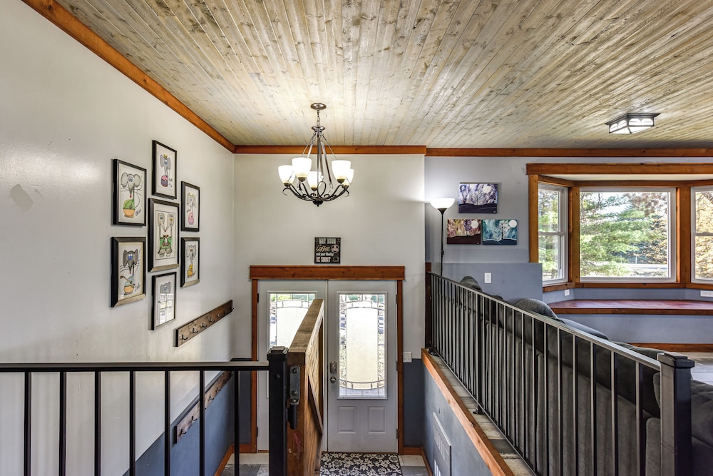 600-sq-ft Deck! Hutchinson Retreat on 5 Acres