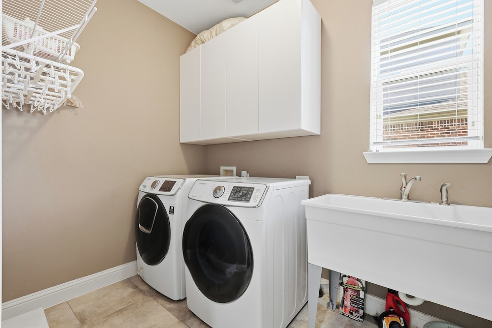 Spacious Cozy 4B Home in Frisco