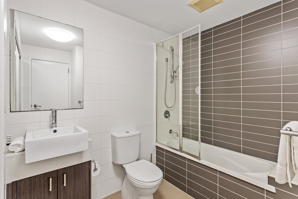 Central Cosy 2-bed With Pool and Near QUT & CBD