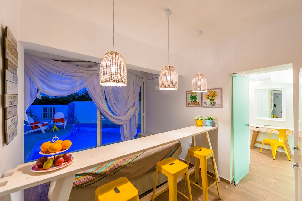 Kouros Home Hotel