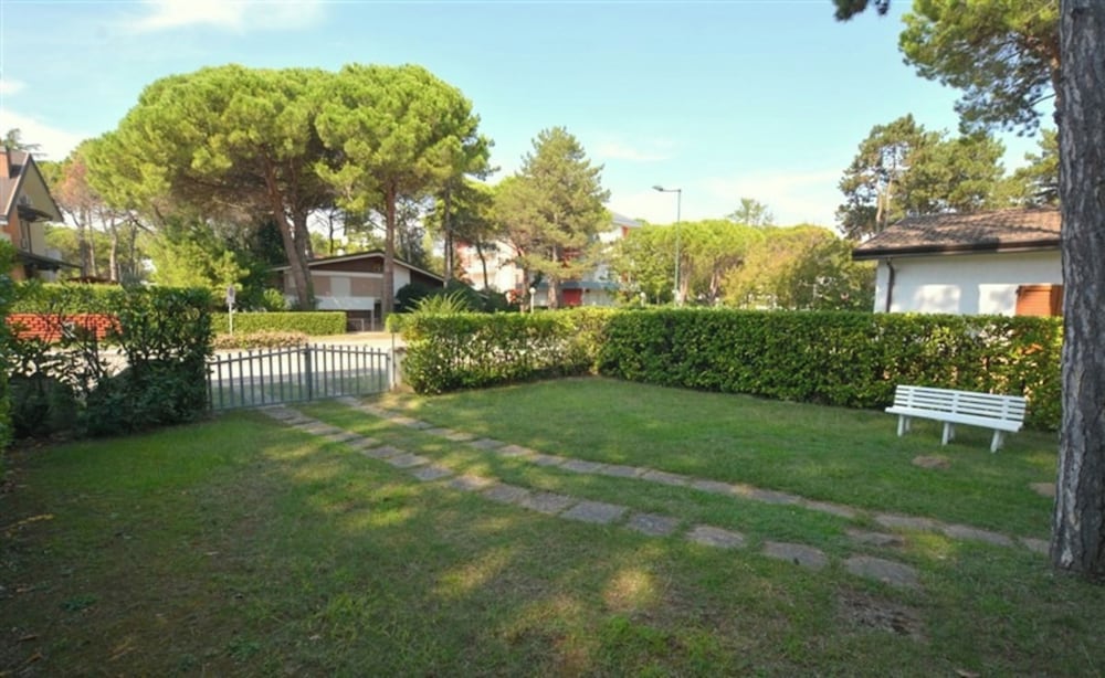 Private Fenced Garden House at 300mt From Lignano Pineta Beach