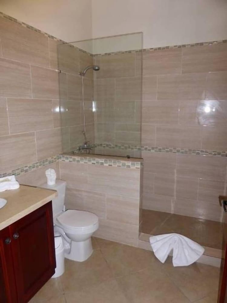 Touch of Elegance! 6 Bedroom Near the Beach