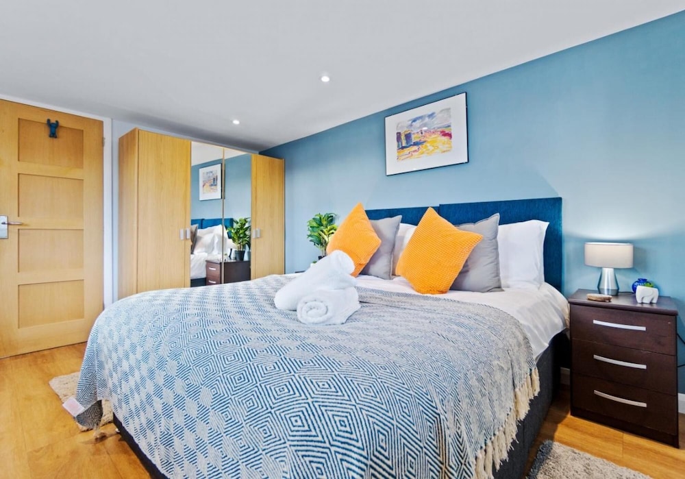 St Helens Studio With Free Parking by My Getaways view 3