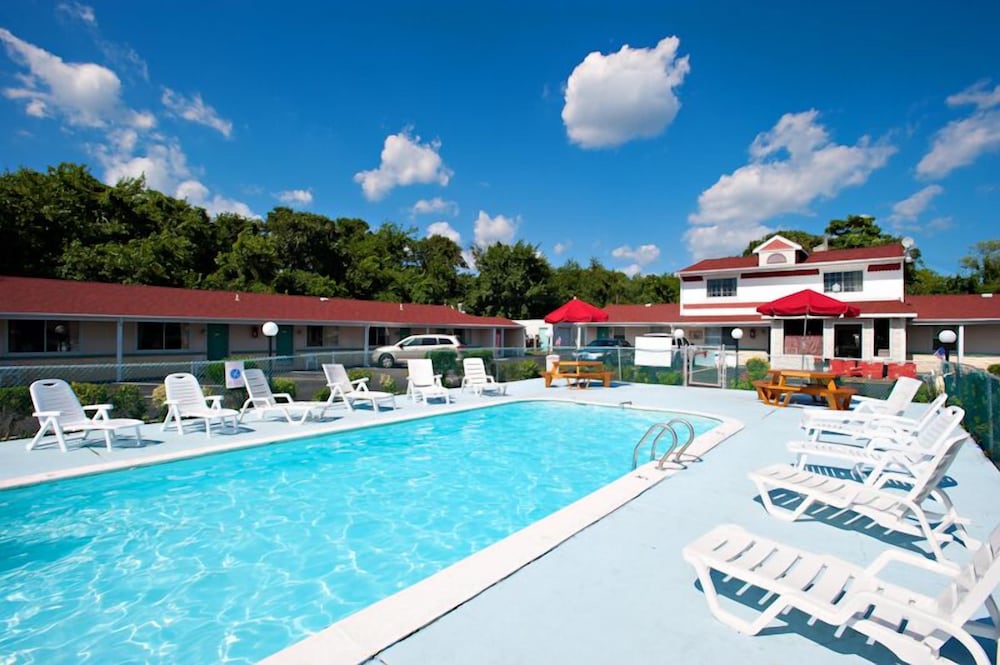 Pleasantville Vacations - Economy Motel Inn  Suites - Property Image 1