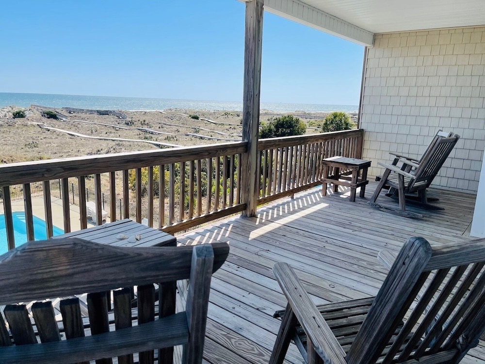 Avalon East- 5 Bedroom Home by RedAwning