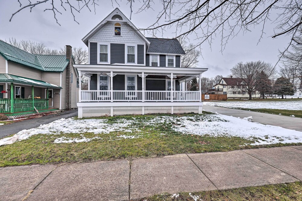 Walkable Sodus Point Retreat < 1 Mi to Lake view 4