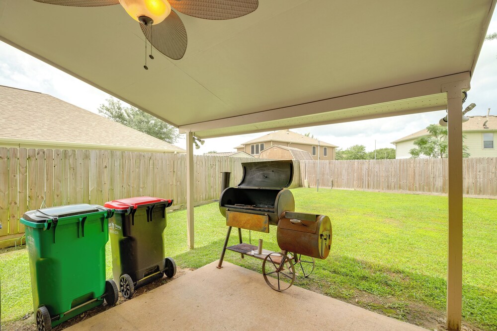 7 Mi to Downtown Baytown: Spacious Home w/ Yard