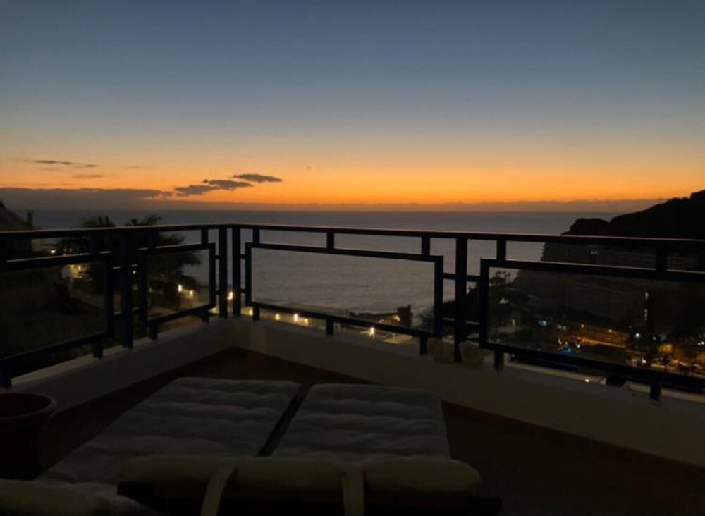 Sunny Seaview Modern apt - Pool and Beach Access