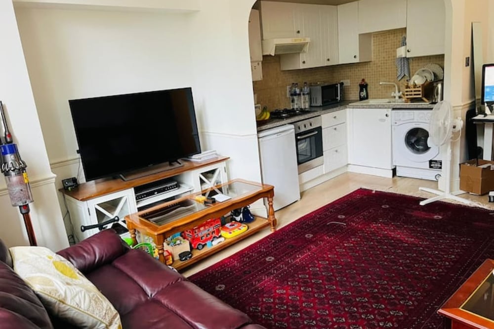 Comfortable 2 Bedroom Apartment in West London