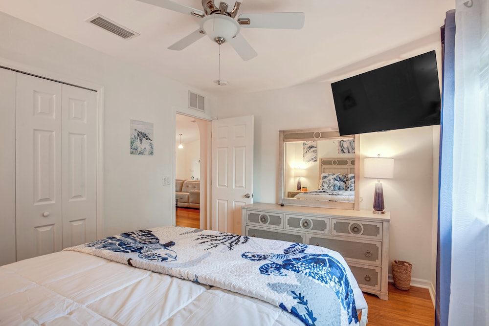 Game Room & Hot Tub: Easy Cape Coral Adventures