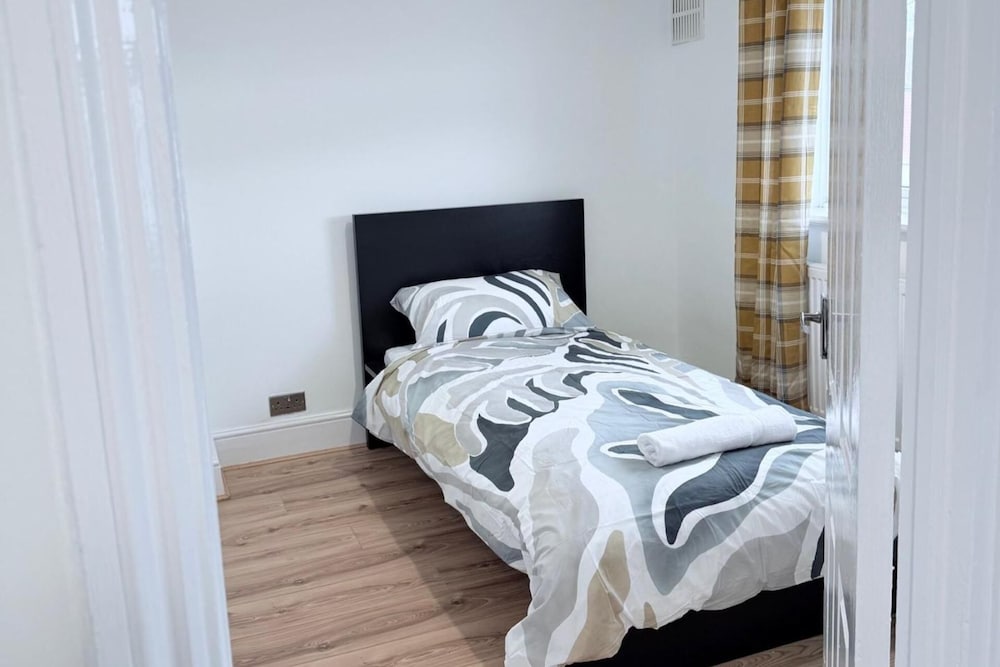 Fountain House-sleeps 5-central Dagenham-parking