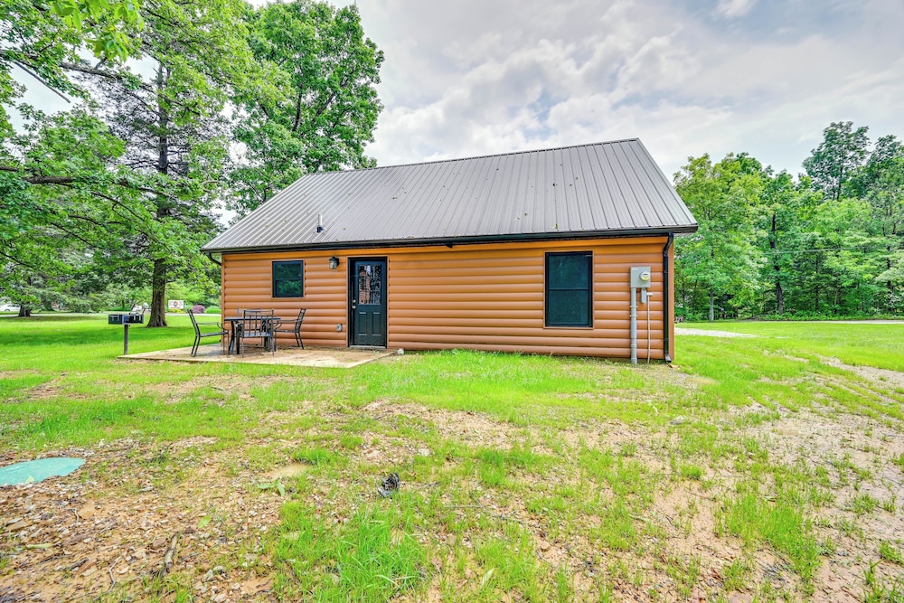 Near Mammoth Cave: Family-friendly Cabin w/ Patio!