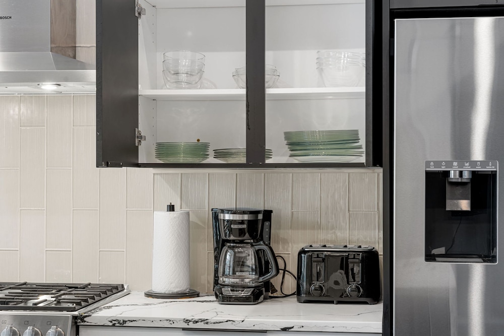 Magnificent NEW Home w 8 Beds Free Parking