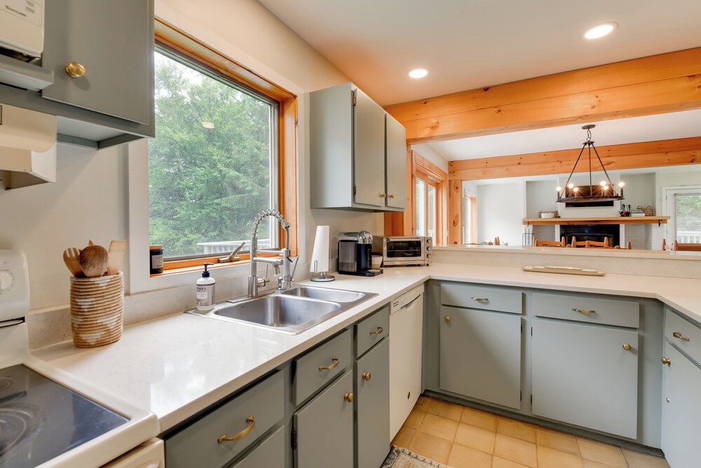 Ski-in/ski-out Sugarbush Retreat w/ Indoor Hot Tub
