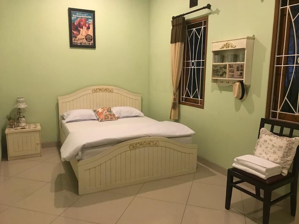 Sunny Guest House Lembang view 2