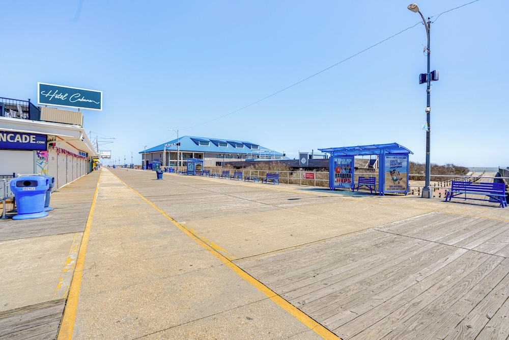Walk to Beach: North Wildwood Condo w/ Pool Access