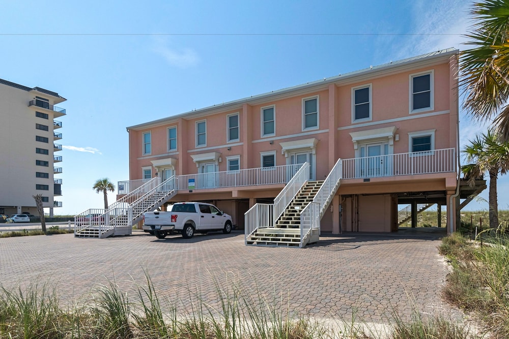 Jen's Creole 4 Bedroom Townhouse by RedAwning