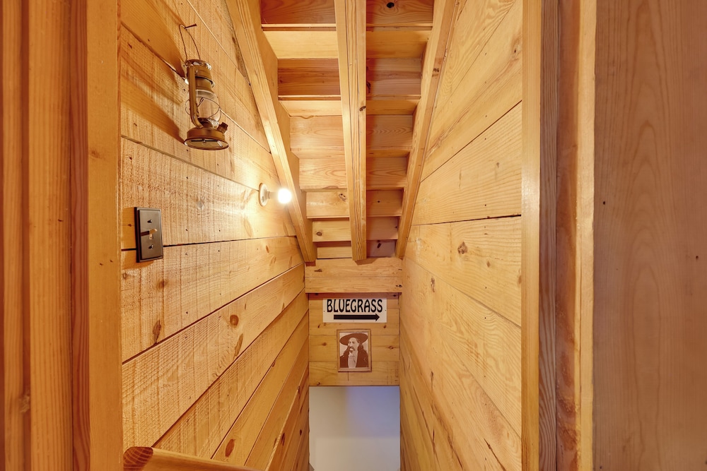 Cabin w/ Catch & Release Pond in Hueytown!