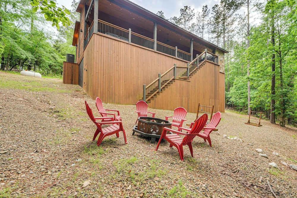 Modern, Luxe Cabin in Broken Bow w/ Hot Tub!