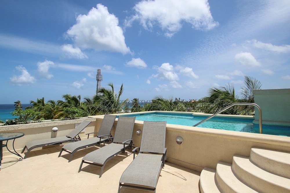 Ocean views apt with shared rooftop pool: Beacon Hill Surf by BSL Rentals