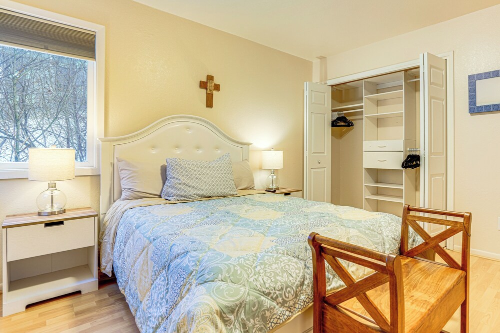 1 Mi to Dtwn: Cozy Condo in Anchorage!