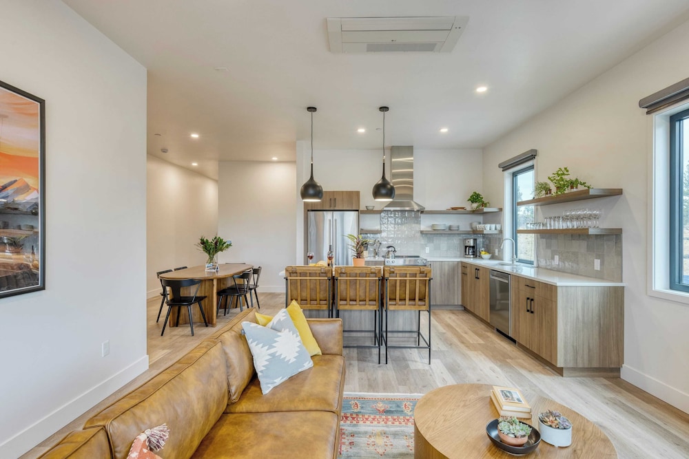Sleeps 40! 8 Modern Units/20 Bdrs w/ Deck+hot Tub, 10mins to Downtown & Old Bend