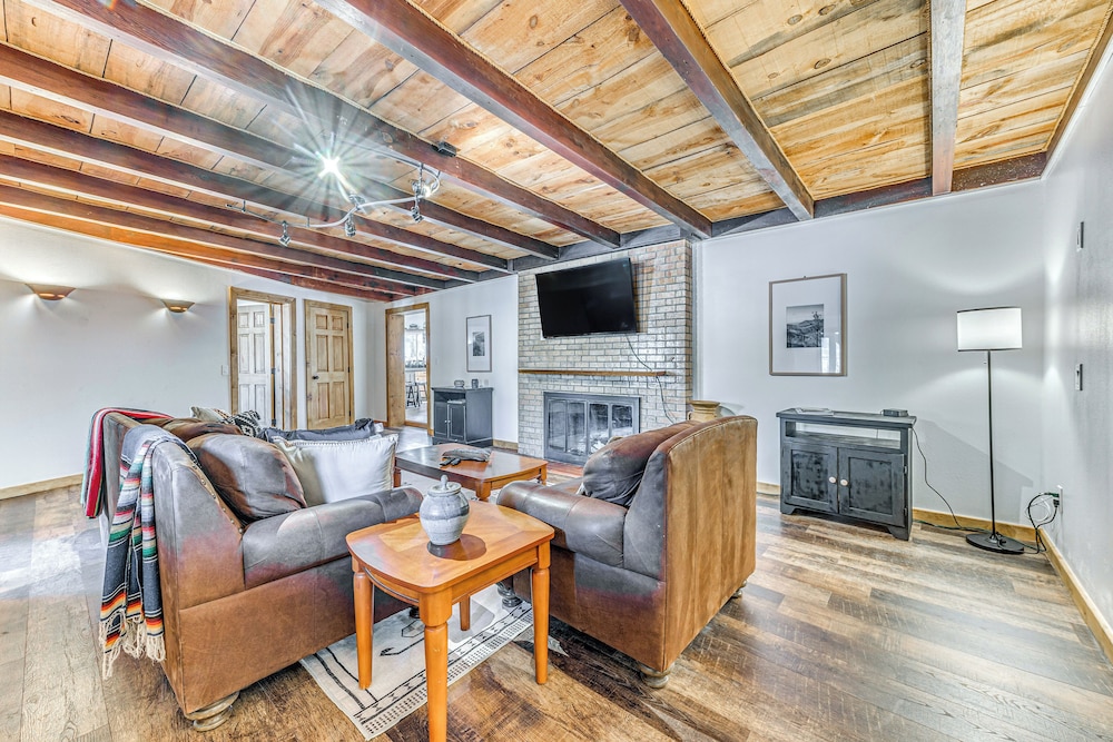 Walk to Midtown Ruidoso: Modern-rustic Cabin