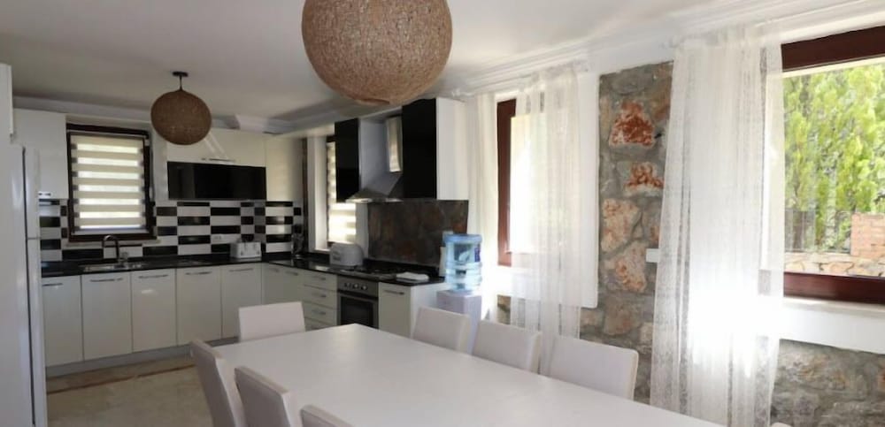 Villa XT12 by JoyLettings view 5