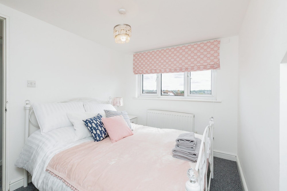 Spacious 6-bed Family Retreat Bristol view 5
